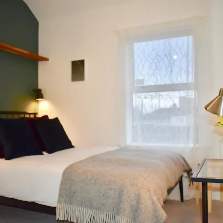 Newly Refurbished 2 Bedroom Terraced House In 公寓 *