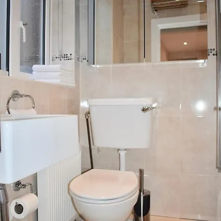 Newly Refurbished 2 Bedroom Terraced House In