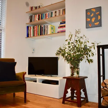 Newly Refurbished 2 Bedroom Terraced House In * Dublin