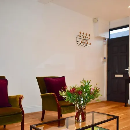 Apartment Newly Refurbished 2 Bedroom Terraced House In *