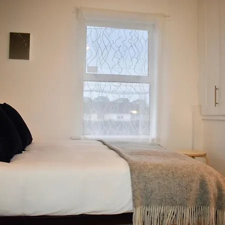 Lägenhet Newly Refurbished 2 Bedroom Terraced House In *